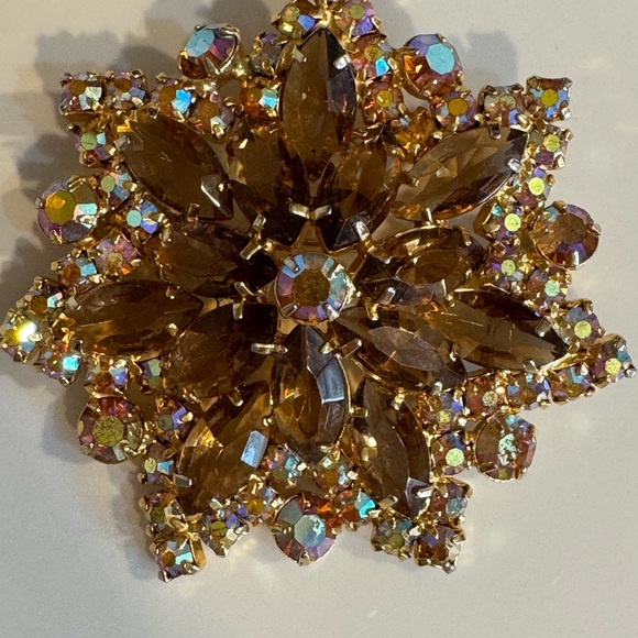 Dazzling Vintage Star Flower Brooch - Picture 4 of 6